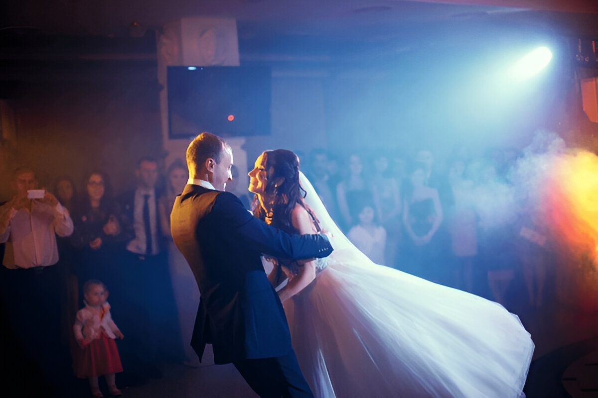 Brudpar dansar första dansen med DJ och feststämning – bröllopsmusik med livekänsla