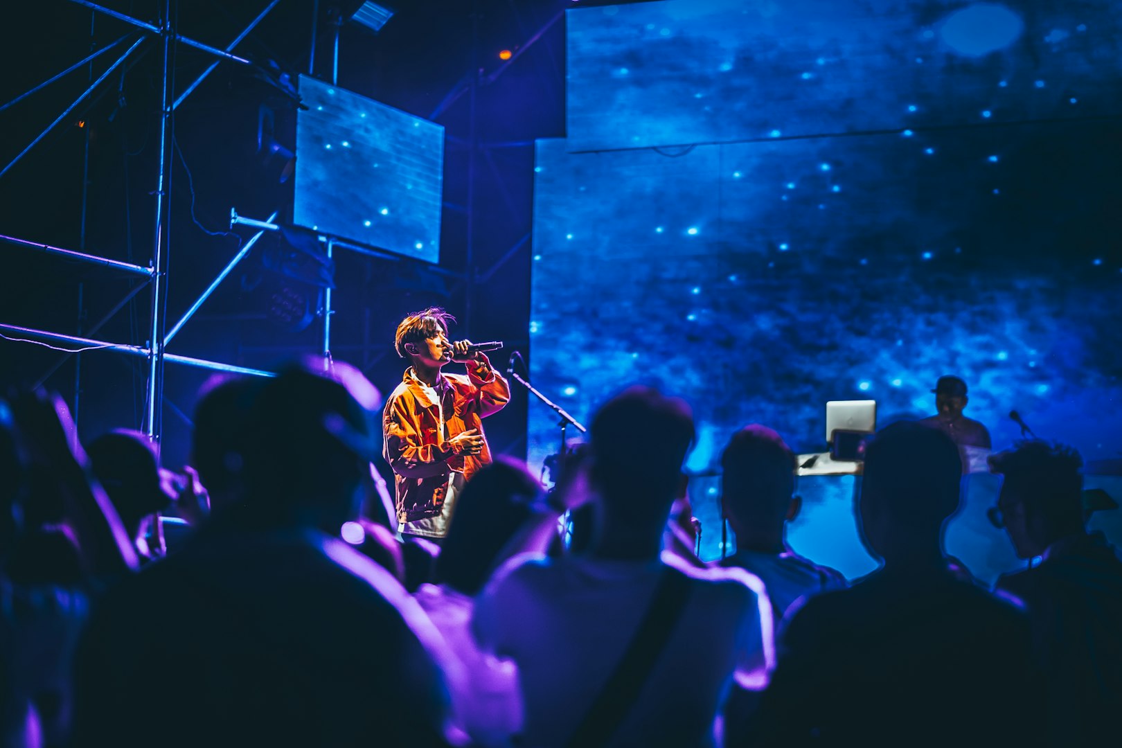 rubadur sjunger live på mingel eller middagsevent – akustisk livemusik till fest