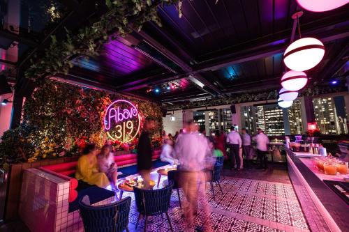 Takbar med neonljus och DJ – kvällsstämning på exklusivt rooftop-event