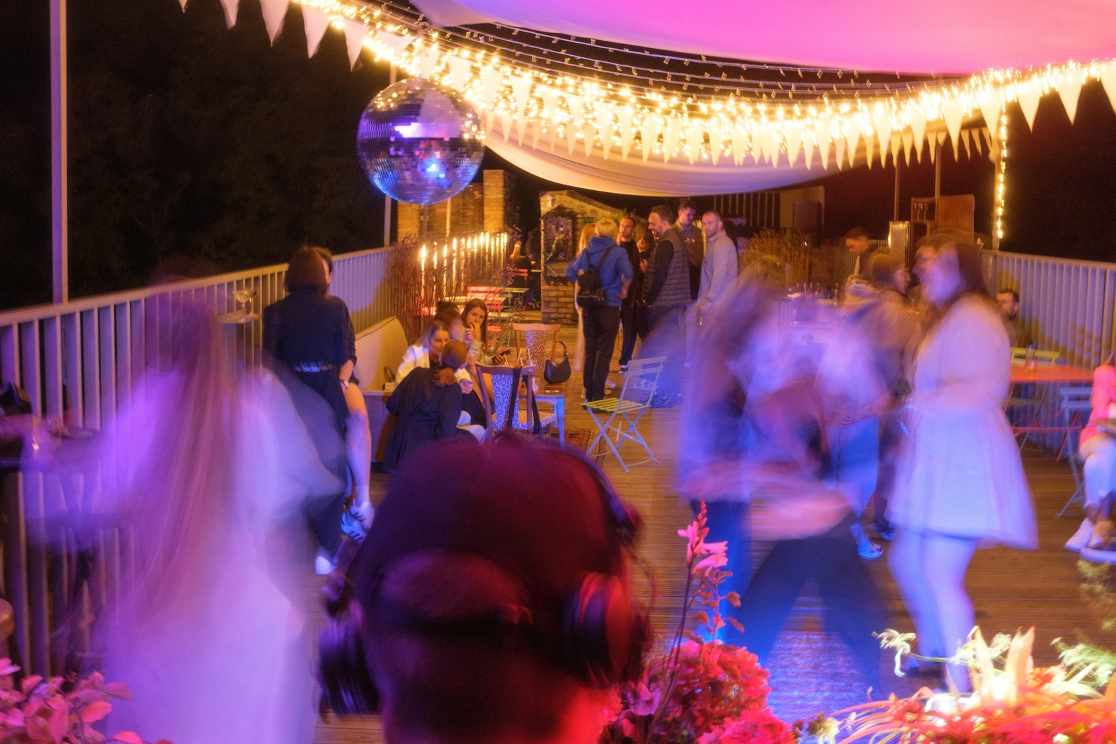 Upplyst festlokal med DJ och liveband under företagsevent – musiklösning för galamiddag eller kickoff